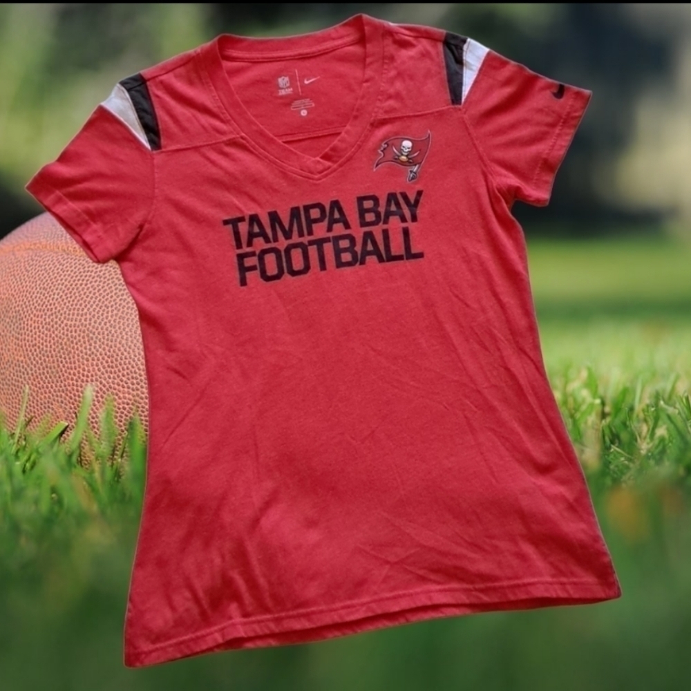 Nike NFL Tampa Bay Buccaneers Tee – Red Women’s Size L V-Neck Game Day Shirt
